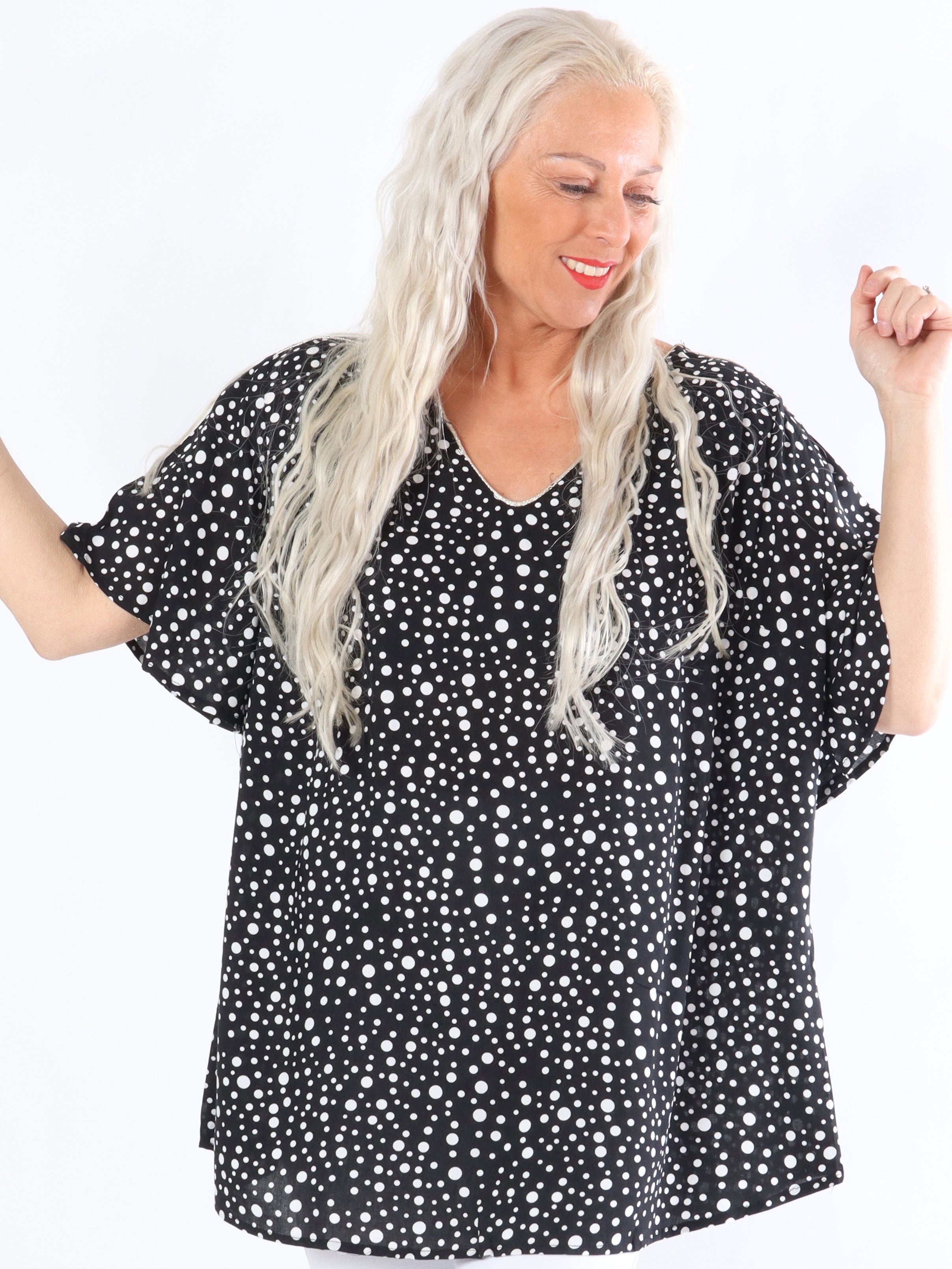 Leslie - Svart blus med prickar och söta ärmar